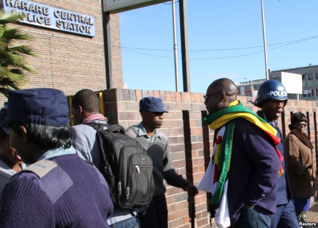 Pastor Evan Mawarire arrives at the Harare Central Police station in Zimbabwe, July 12, 2016