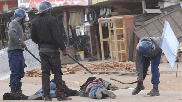 Police beat protesters / AP