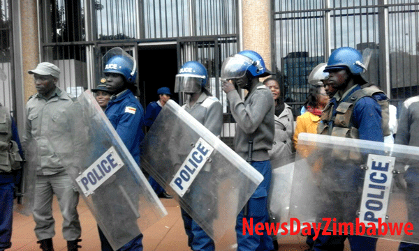 Police reinforcements at Harare Magistrate's Court for Pastor Evan Mawarire hearing / Photo Credit: NewsDay