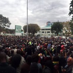 Large crowd gathers at Harare Magistrate's Court / Photo credit: Open Parly